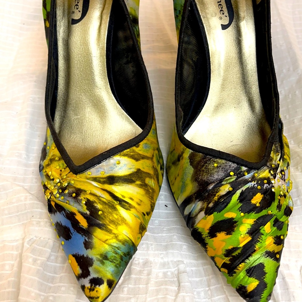 Gorgeous floral design pumps